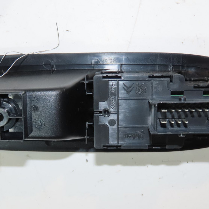 Commande lève-glace porte avant gauche occasion  Peugeot 208 I (CA_, CC_) 1.6 bluehdi 100 (2015) 5 portes   96758210ZD  2