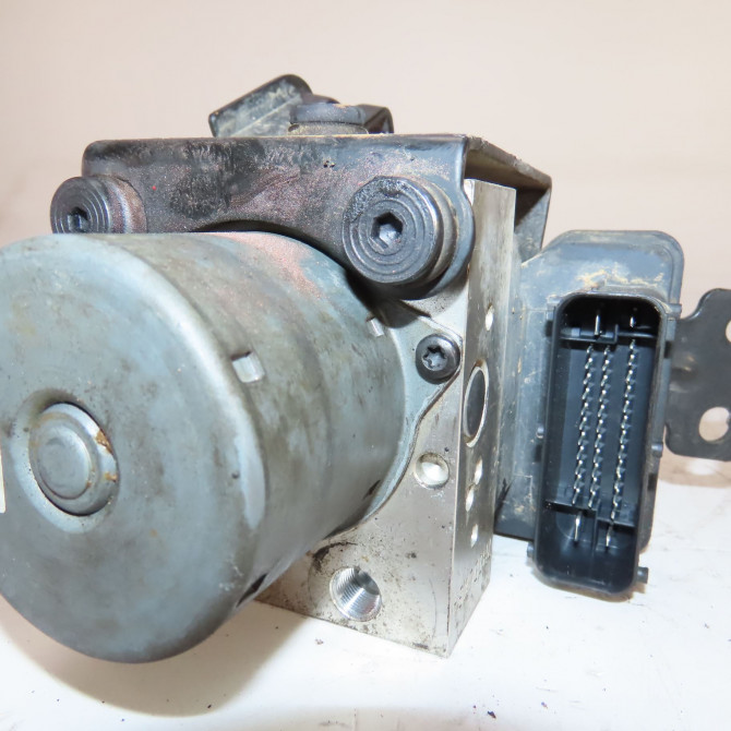 Unité hydraulique ABS occasion  Kia SPORTAGE III (SL) 1.7 crdi (2010)   589203U310  4