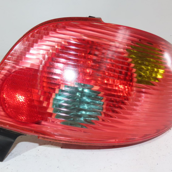 Feu arrière droit occasion  Peugeot 206 3/5 portes (2A/C) 1.4 hdi eco 70 (2001-2009) 5 portes   6351S0  1