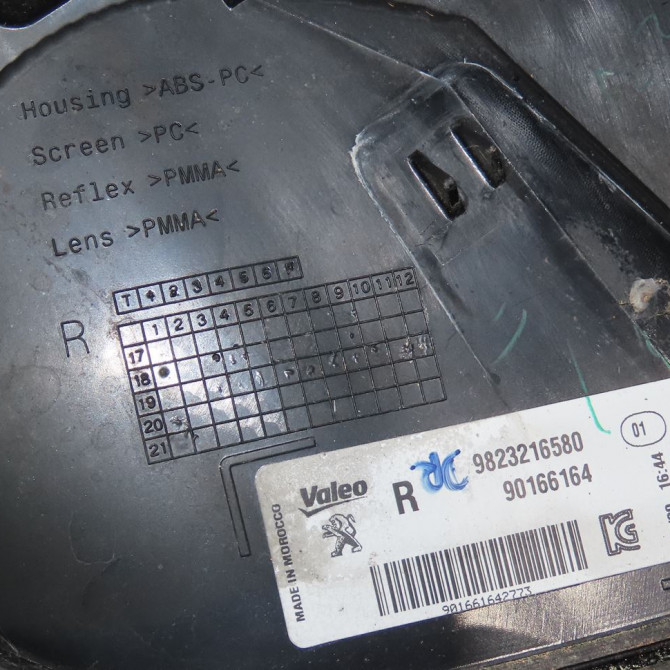 Feu arrière droit occasion  Peugeot 208 II (UB_, UP_, UW_, UJ_) 1.2 puretech 100 (2019) 5 portes   9823216580  2