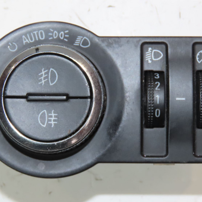 Interrupteur commande de phares occasion  Opel INSIGNIA A A trois volumes (G09) 2.0 cdti (69) (2013-2017)   13268702  1