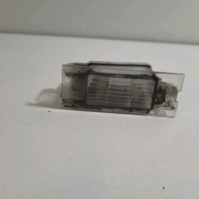 Eclaireur plaque de police g occasion  Renault CLIO I (B/C57_, 5/357_) 1.2 (b/c/s57a, b/c57s, 5/357f, 5/357j, 5/357l, 5/357r) (1990-1998) 5 portes   7701036245  1