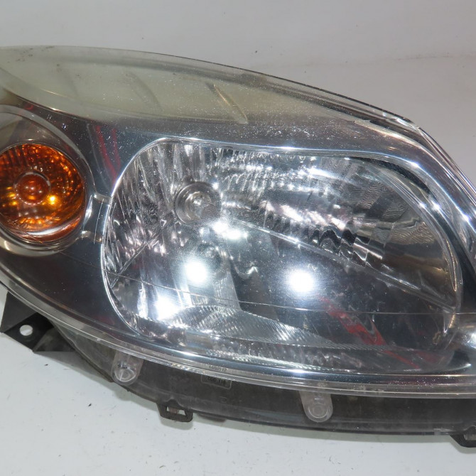 Phare droit occasion  Dacia SANDERO 1.4 mpi lpg (2009)   8200733877  1