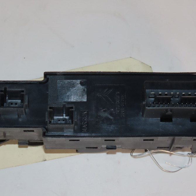 Commande lève-glace porte avant gauche occasion  Peugeot 2008 I (CU_) 1.6 bluehdi 100 (2015)   98242539ZD  3