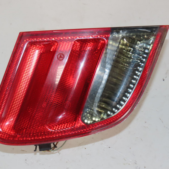 Feu arrière interieur gauche occasion  Mercedes-benz CLASSE E (W210) E 320 cdi (210.026) (1999-2002)   2108208564  1