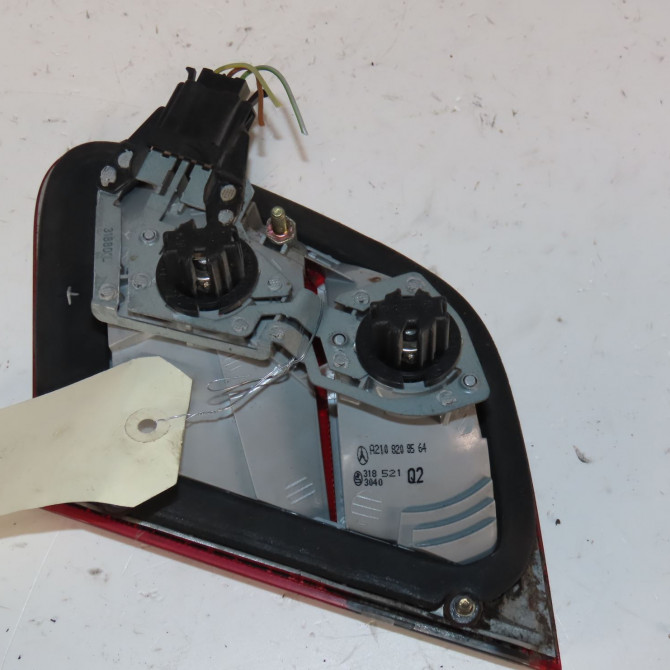 Feu arrière interieur gauche occasion  Mercedes-benz CLASSE E (W210) E 320 cdi (210.026) (1999-2002)   2108208564  3