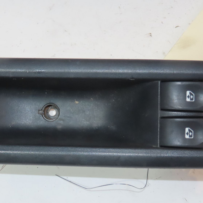 Commande lève-glace porte avant droite occasion  Renault TWINGO II (CN0_) 1.2 16v (cn0k, cn0v) (2007) 3 portes   8200214936  1