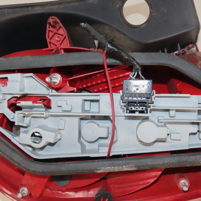 Feu arrière droit occasion  Renault MODUS / GRAND MODUS (F/JP0_) 1.6 (jp03, jp0b, jp0u, jp0y, jp1g) (2004)   8200538785  3