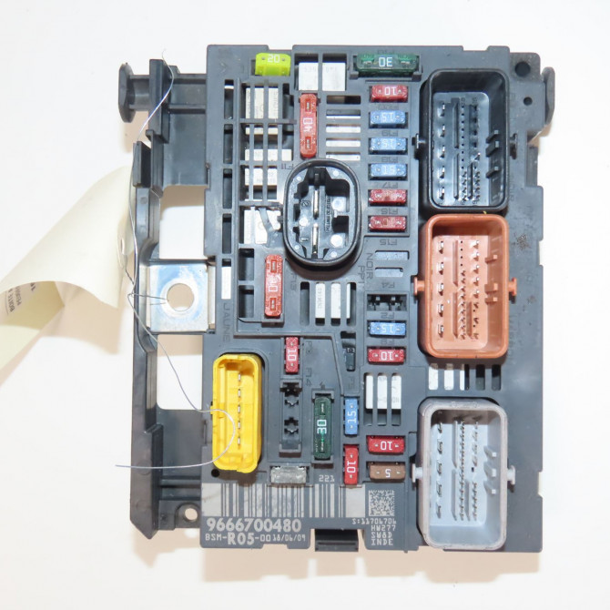 Boite a fusibles occasion  Peugeot 308 I (4A_, 4C_) 2.0 hdi (2007-2014) 3 portes   9666700480  1