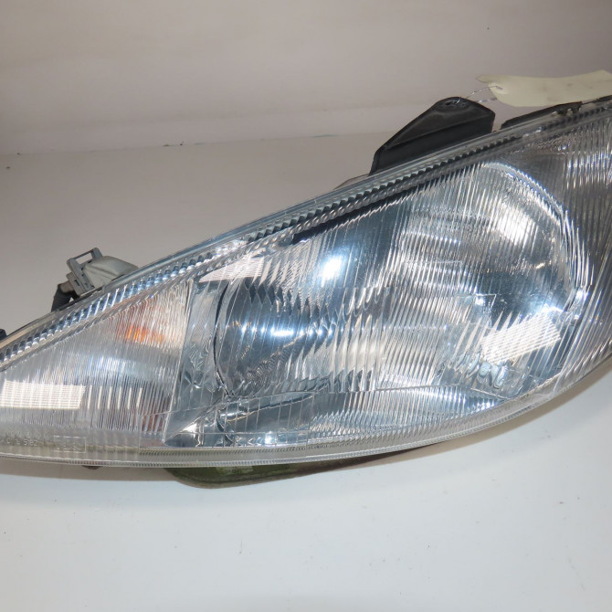 Phare gauche occasion  Peugeot 206 3/5 portes (2A/C) 1.1 i (1998-2007)   6204S7  1
