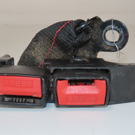 Ancrage ceinture arrière droit occasion  RENAULT CLIO III   8200684017 