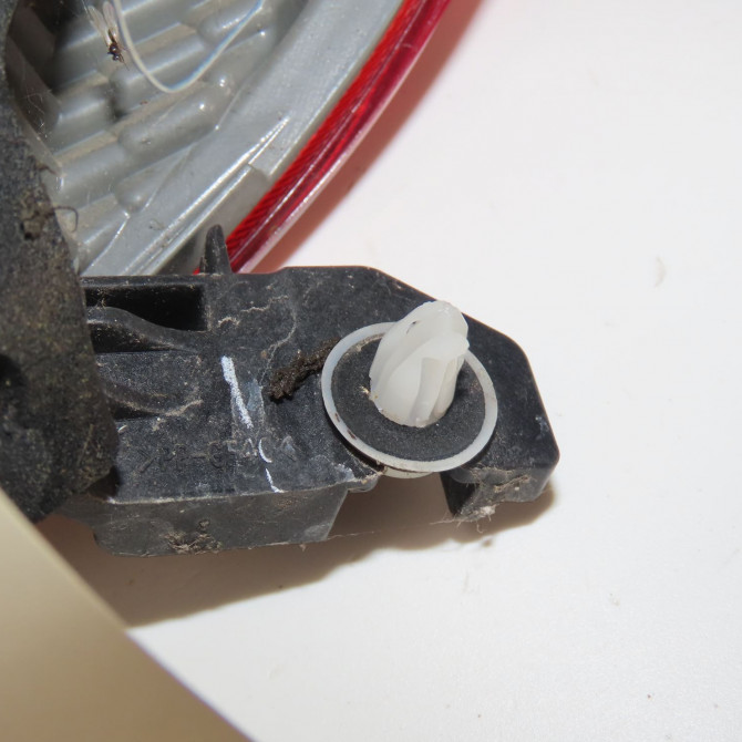 Feu arrière gauche occasion  Toyota YARIS (_P13_) 1.3 (nsp130_) (2011)   815610D370  6