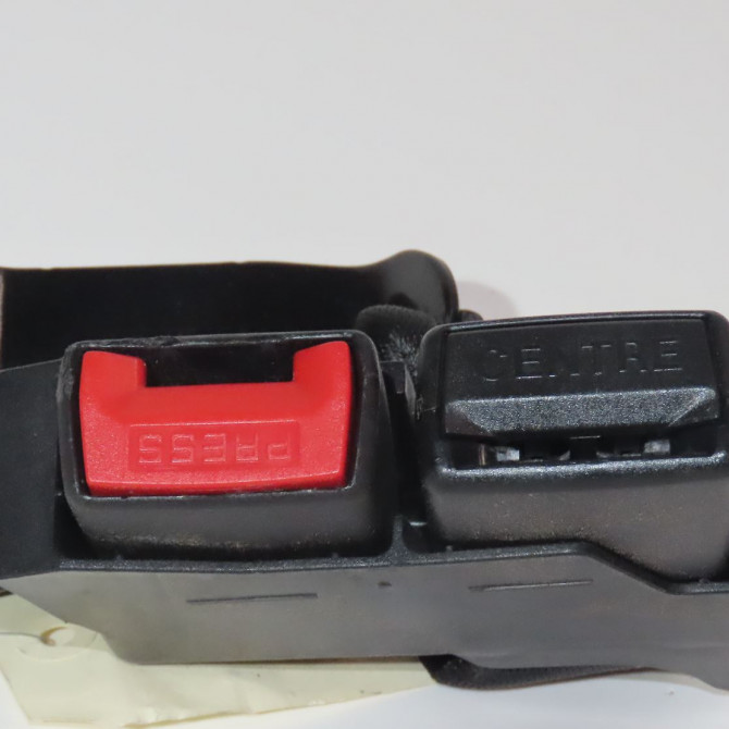 Ancrage ceinture arrière gauche occasion  Renault CLIO III (BR0/1, CR0/1) 1.2 16v (br02, br0j, br11, cr02, cr0j, cr11) (2005-2014) 5 portes   8200684024  4