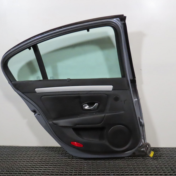 Porte arrière gauche occasion  Renault LAGUNA III (BT0/1) 1.5 dci (bt00, bt0a, bt0t, bt1j) (2007-2015) 5 portes   821010023R  3