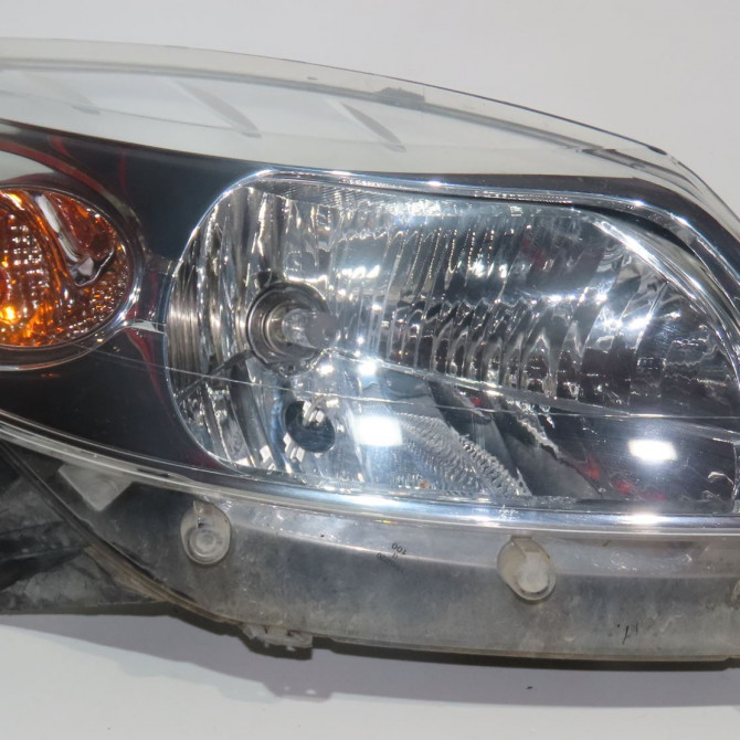 Phare droit occasion  Dacia SANDERO 1.2 16v (2008) 5 portes   8200733877  1