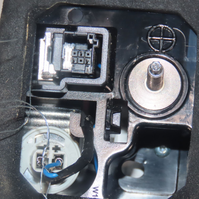 Feu arrière interieur gauche occasion  Peugeot 5008 II (MC_, MJ_, MR_, M4_) 1.5 bluehdi 130 (mcyhzj, mcyhzr, mcyhzx) (2018)   9811027880  4