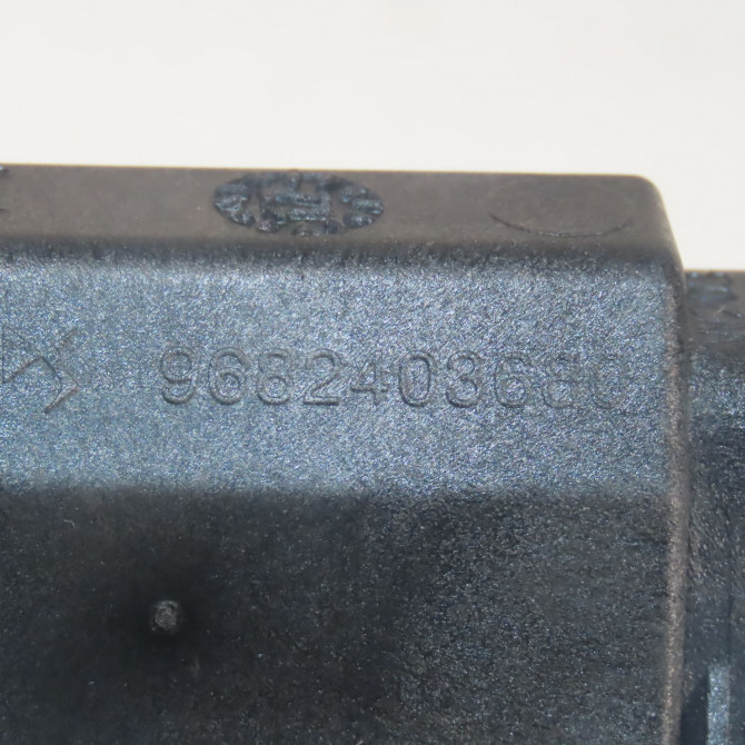 Eclaireur plaque de police d occasion  Peugeot 208 I (CA_, CC_) 1.2 vti 82 (2012)   6340G3  2