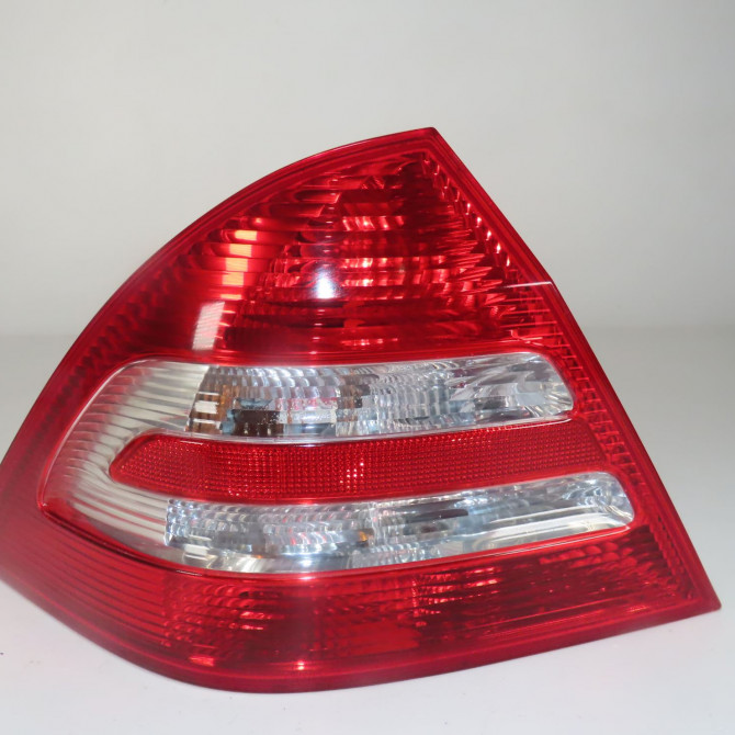 Feu arrière gauche occasion  Mercedes-benz CLASSE C (W203) C 200 cdi (203.007) (2003-2007)   2038201964  1