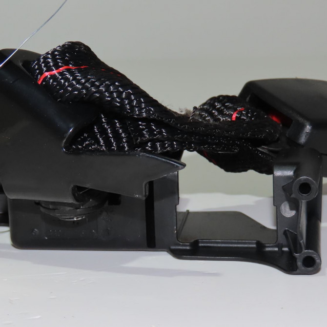 Ancrage ceinture arrière droit occasion  RENAULT CLIO III Phase 2 03-2009->12-2014 1.2i 16v 75ch   8200684017  2