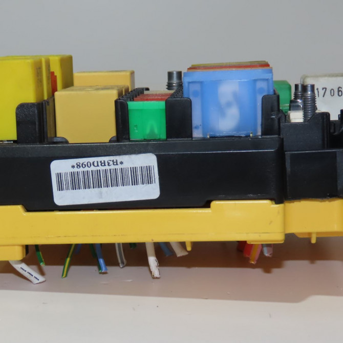 Boite a fusibles occasion  Citroën C4 PICASSO II 1.2 thp 130 (2014)   9804848580  3