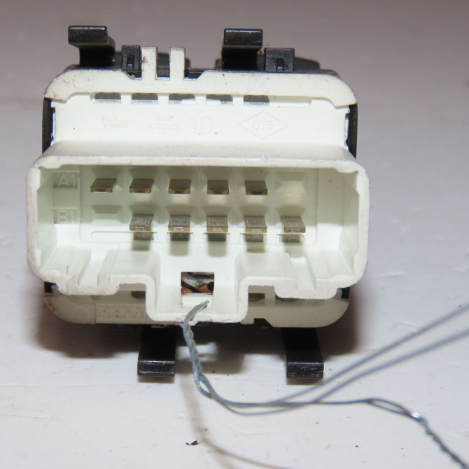 Commande lève-glace porte avant gauche occasion  Renault CLIO III (BR0/1, CR0/1) 1.5 dci (c/br0g, c/br1g) (2005-2012) 5 portes   8200214943  2