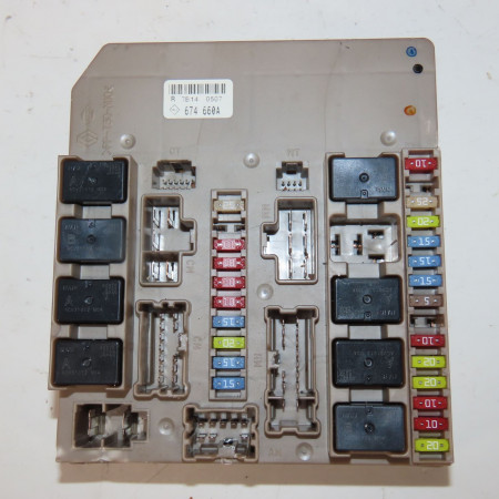 Boite a fusibles occasion  Renault CLIO III (BR0/1, CR0/1) 1.2 16v (br02, br0j, br11, cr02, cr0j, cr11) (2005-2014) 5 portes   8200674660 