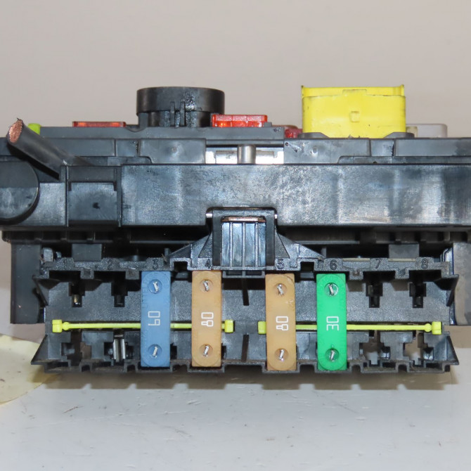 Boite a fusibles occasion  Peugeot 3008 SUV (MC_, MR_, MJ_, M4_) 2.0 bluehdi 150 (mjahxh, mjahxv, mjahxg, mjahsh, mjahrh,... (2016-2020)   9675877980  3